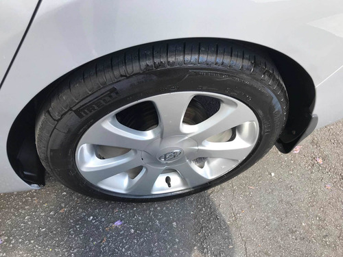 Imagem 4 de 12 de Hyundai Elantra 2012 1.8 16v Gls Aut. 4p