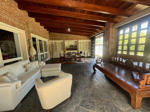 En Venta Casa En Cerro Verde, De Una Sola Planta Y Con Vista Al Avila.