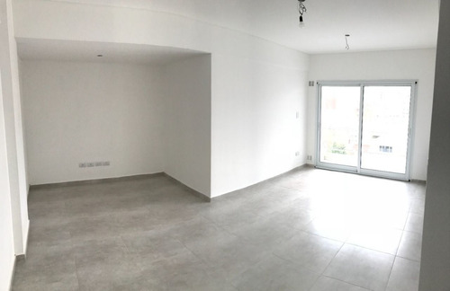 Imagen 3 de 14 de Hermoso Departamento En Venta De 3 Ambientes Con Cochera - Banfield