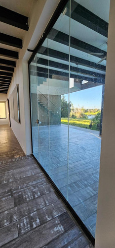 Casa En Venta - 4 Dormitorios 3 Baños - Cocheras - 870mts2 - Escobar