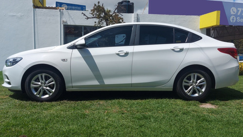 Imagen 2 de 12 de Chevrolet Cavalier 2018 4p Lt L4/1.5 Aut