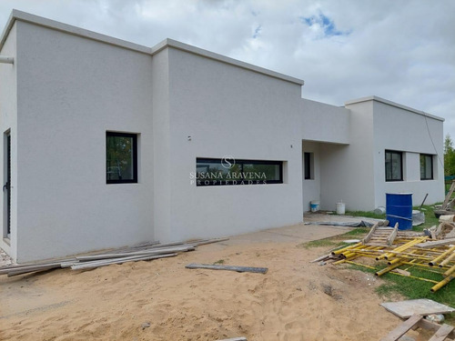 Casa En Venta En El  Canton Golf A Estrenar