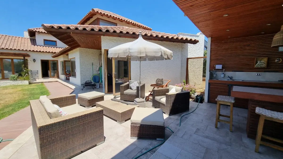 Imagen 1 de 29 de Excelente Construcción, Casa Con 2 Suites, Quincho Y Piscina