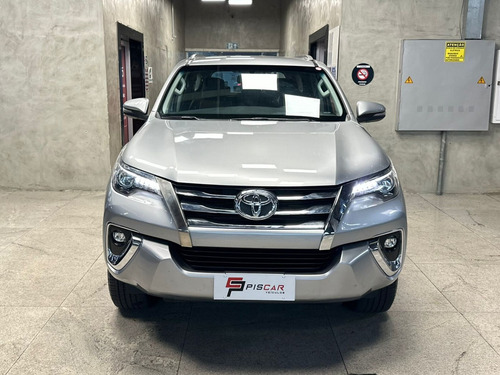 Toyota Hilux SW4 2.8 SRX 4X4 7 LUGARES 16V TURBO INTERCOOLER DIESEL 4P AUTOMÁTICO