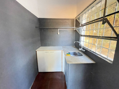 Amplio Terreno De 800 Mc. Con Casa Ediificada Al Fondo.