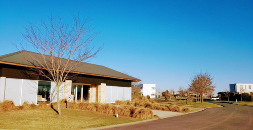 Imagen 25 de 25 de Moderna Casa En Venta Con Pileta Sobre El Golf, El Canton
