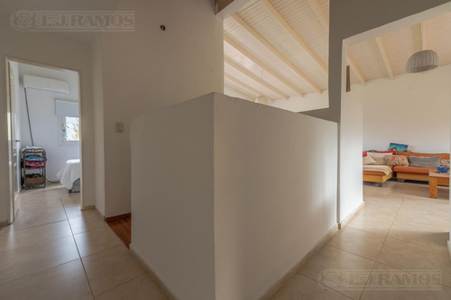 Casa Con 5 Dormitorios - Apto Crédito - En Venta En Santa Bárbara