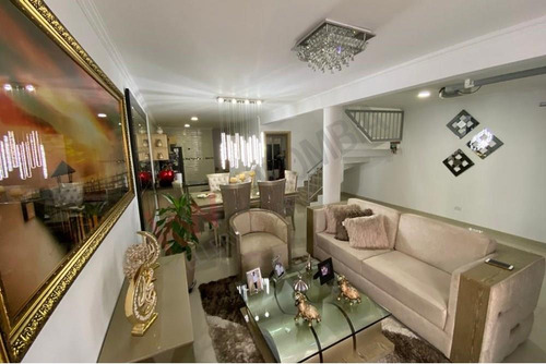 Venta Espectacular Casa De Tres Pisos Con Acabados De Lujo Y Garaje Electrico.