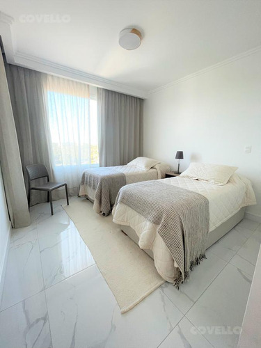 Apartamento En Alquiler En Torre Con Amenities, 2 Dormitorios En Suite, Cocina Integrada Y Toillette.-