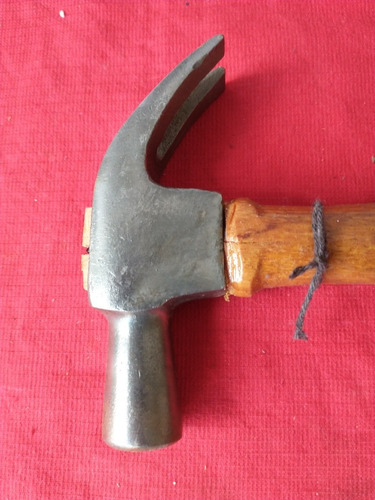 Antigo Martelo De Carpinteiro Com Cabo De Madeira Cumarú. (Usado)