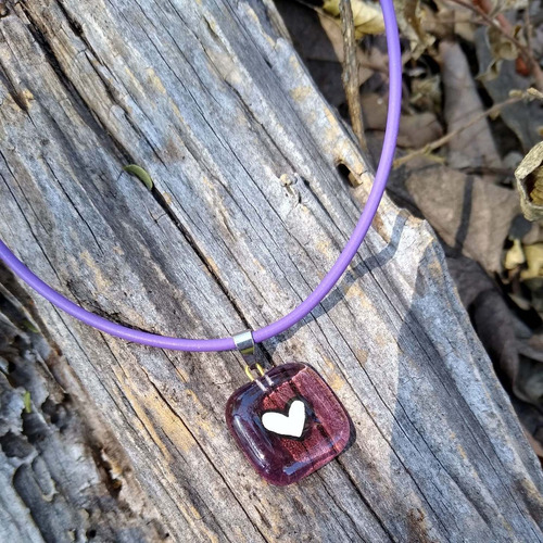 Collar Chico Corazón Morado Color Base Púrpura