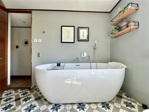 Estupenda Casa Remodelada En Vitacura, Excelente Ubicación.