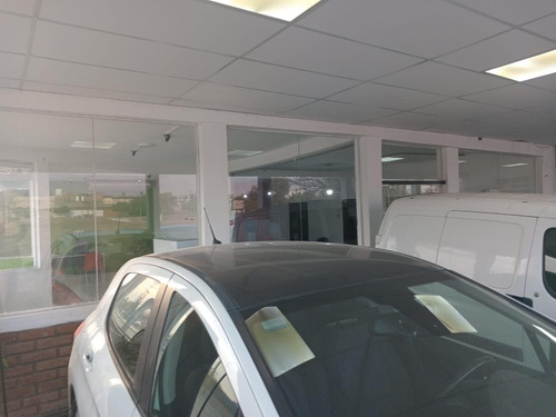 Venta Local Comercial, 3 Oficinas Vidriadas, 1 Baño, 1 Sala De Espera, 1 Cocina.