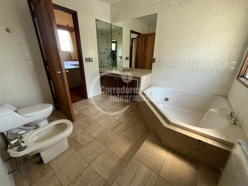 Casa En Venta De 6 Dorm. En Santo Domingo