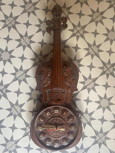 Reloj De Pared De Pasta Tipo Madera Con Forma De Violín.