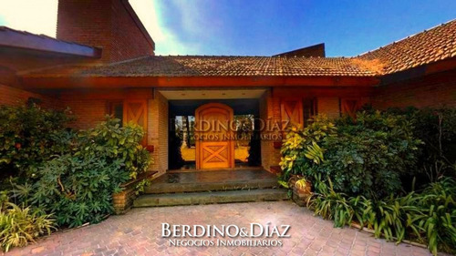Amplia Y Desarrollada Casa De Excelencia En Barrio Golf- Ref: 365