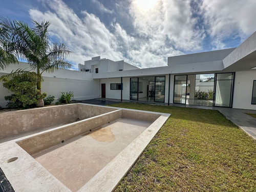 Casa En Venta Con Amplio Terreno Ubicada En San Pedro Cholul, Merida.