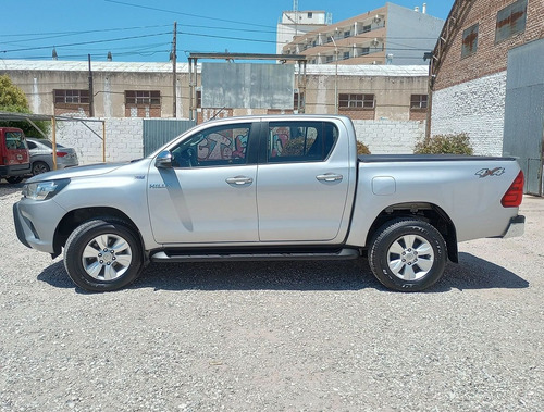 Imagen 4 de 19 de Toyota Hilux 2.8 Srv 4x4 Aut. 2016