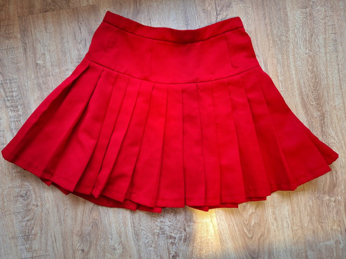 Falda Roja Con Pliegues 