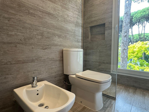 Departamento En Venta - 4 Dormitorios 2 Baños - 1.117mts2 - Carilo