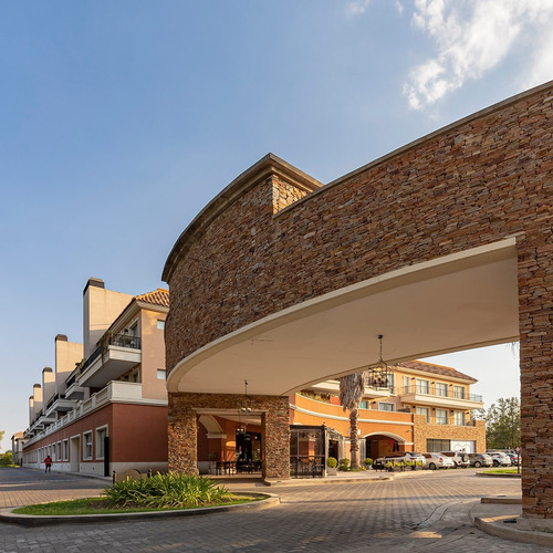 Tu Local En Pueblo Caamaño, Pilar Centro Comercial A Metros De Panamericana Ramal Pilar, Rodeado De Barrios Privados Y Clubes. ¡la Ubicación Perfecta Para Tu Negocio!