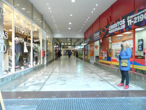 Imagen 3 de 3 de Venta De Local Con Bño Privado En Galería En Flores