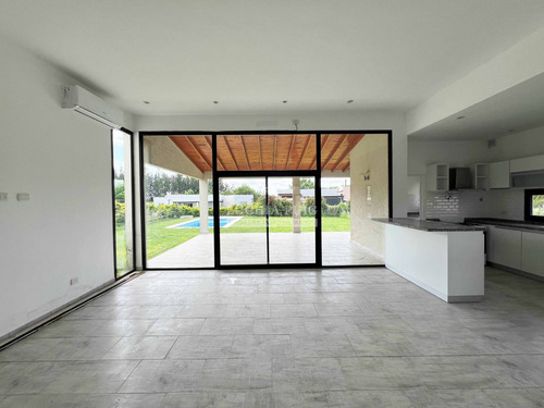 Casa En Venta Con Pileta - Lote Interno - San Matias Área 4