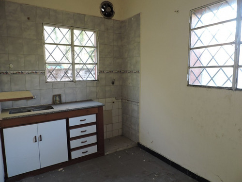 Imagen 5 de 12 de Casa De 3 Ambientes Con Local Y Cochera En Alquiler En José C. Paz. Uso Profesional Y Vivienda