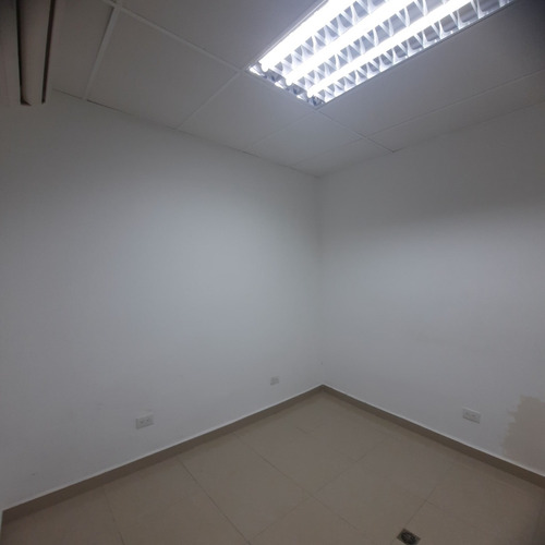 Locales Para Consultorios Y/o Laboratorios En Alquiler, En Urb La Michelena Muy Cercanos A Clinicas Importantes De La Zona. Nereida Rosales