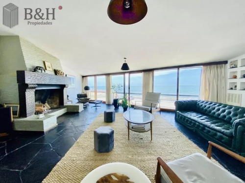 Gran Casa En Venta Sobre El Mar De 5 Dormitorios Y Dependencia En Península, Punta Del Este