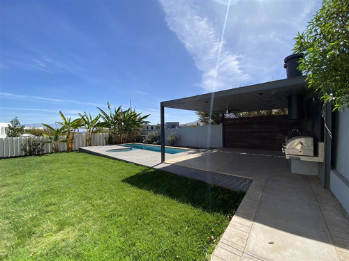 Casa En Venta De 4 Dorm. En Colina