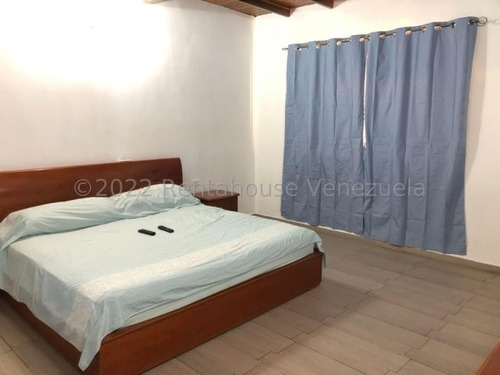 Imagen 6 de 11 de Hermosa Casa Duplex, Con Amplios Y Funcionales Espacios De Muy Buen Gusto. Sobresale Cada Detalle, Especialmente Su Cocina Estilo Italiana Con Topes De Granito. #22-18477.