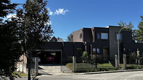Casa En Venta De 5 Dorm. En Puerto Varas
