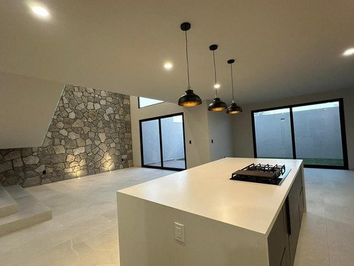 Se Vende Hermosa Residencia Con Diseño De Autor En Lomas De Juriquilla