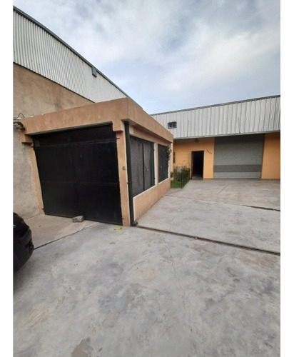 Chalet Con Galpon Induistrial En Venta. Excelente Propiedad