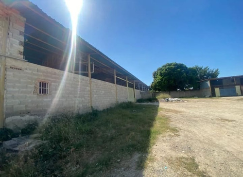 Imagen 4 de 12 de Se Alquila Galpon Con Terreno En Palo Negro - Kirpal Gonzalez