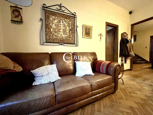 Muy Linda Casa En Venta En Pleno Pocitos Con 4 Dormitorios, Patio Y Parrillero