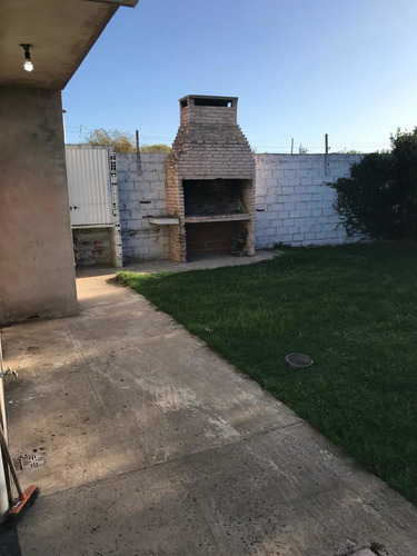 Vendo Casa En San Nicolás De Los Arroyos, 6 Años De Construccion Nueva , 2 Dorm. Garage Para 2 Autos.