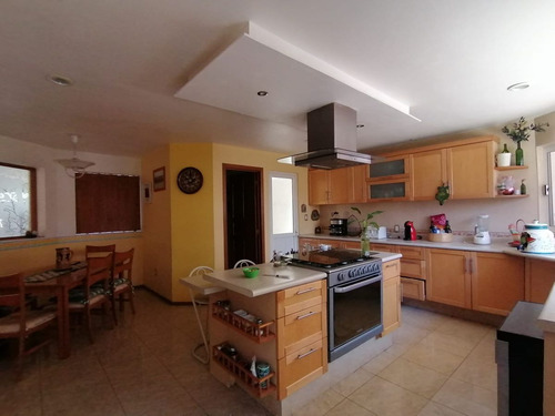 En Venta Casasa En Carretas, Gran Ubicación, 4 Recamaras, 5.5 Baños, Cto De Serv