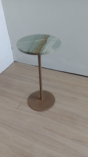 Mesa De Canto Monope, Tampo Em Mármore Redondo E Orgânico.