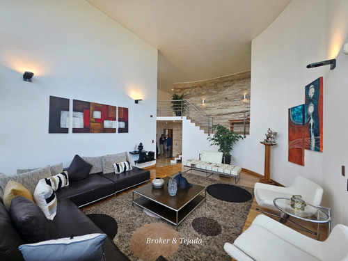 Tejada 5dormt+2estar+5baños+piscina+moderna.