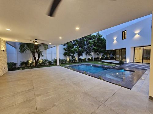 Residencia De Lujo En Venta Ubicada En La Privada Bosques De Altabrisa, Merida.