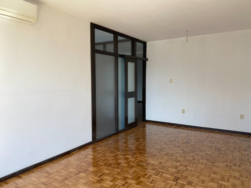 Venta Impecable Oficina Centro