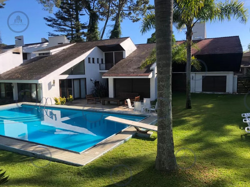 Excelente Casa De 7 Dormitorios, Piscina, Barbacoa Y Dependencia En Punta Del Este