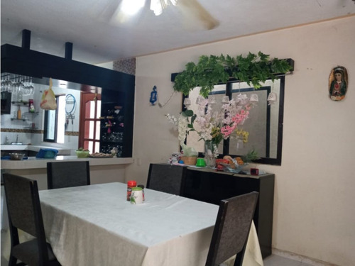 Casa En Venta En El Centro, De 6 Recamaras, Locales Y Piscina