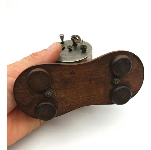 Reloj De Mesa A Cuerda Base Madera Raro (no Funciona) (Usado)