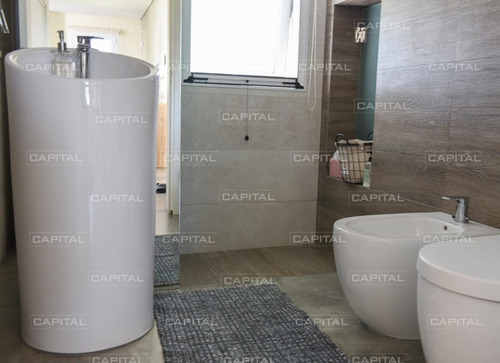 Moderna Casa De Cuatro Dormitorios En Playa Mansa Venta-ref:27936