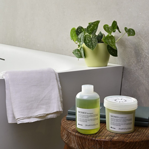 Kit Hidratante Shampoo Y Acondicionador Davines Momo 250 Ml