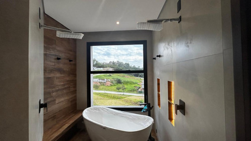 Casa Com Amplo Espaço De Lazer Particular