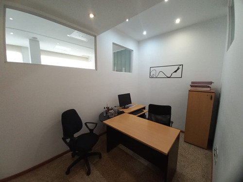 Avda Triunvirato Y Echeverria Subte Linea B Estacion Echeverria Oficina Totalmente Reciclada Moderna Lugar Para 12 Puestos De Trabajo. Entrada Independiente